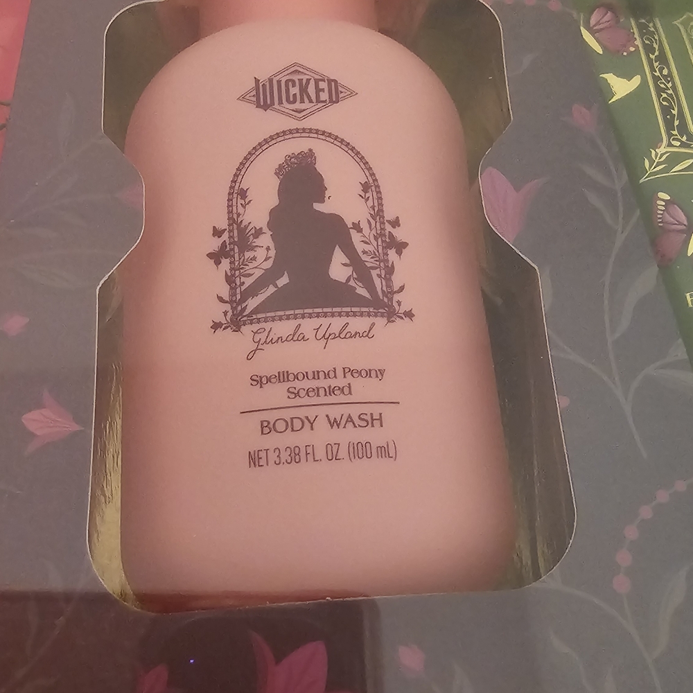Wicked Gold and Pink Bath Set - Picture 9 of 11